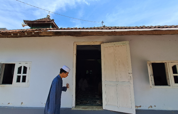 TUNAIKAN KEWAJIBAN: Warga Desa Punjul, Kecamatan Karangrejo saat hendak melaksanakan salat berjemaah di Masjid As-Sholihin.