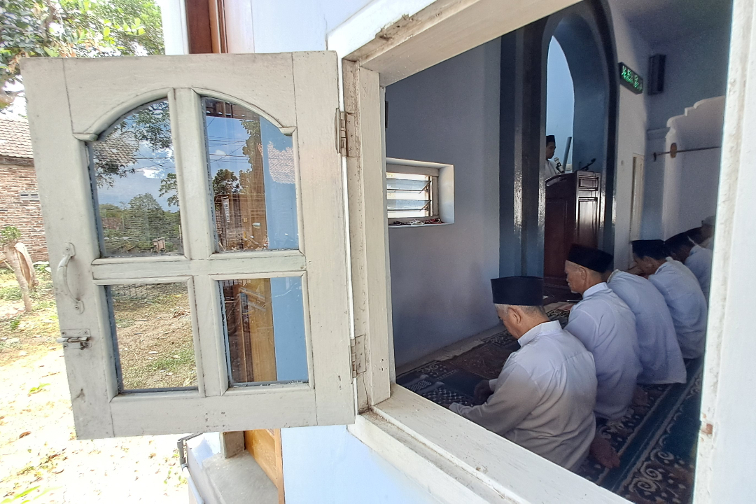 TUNAIKAN KEWAJIBAN: Warga Desa Punjul, Kecamatan Karangrejo melaksanakan salat berjemaah di Masjid As-Sholihin.