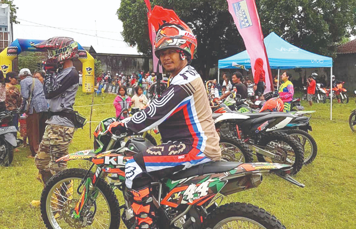 EKSTREM:  Mukh lis  Samfrudin Habib  usai menaklukkan  tanjakan  dengan motor   cross-nya.