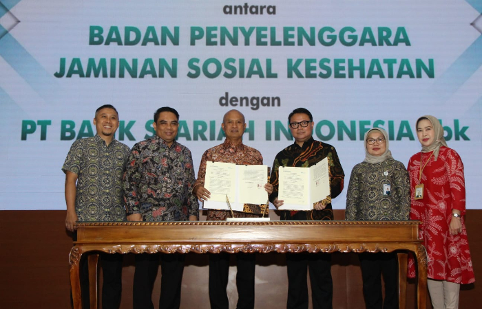 Para Stakeholder saat penandatanganan kerja sama tentang Sinergi Peningkatan Kualitas Layanan Program Jaminan Kesehatan Nasional antara kedua belah pihak di Kantor Pusat BPJS Kesehatan.