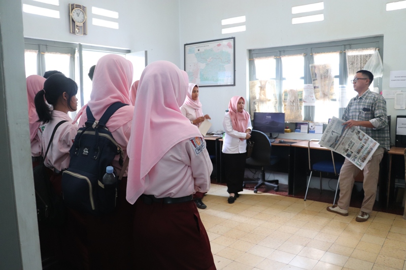 PENASARAN: Tim jurnalistik SMAN 4 Blitar mendengarkan penjelasan dari wartawan Jawa Pos Radar Blitar M Subchan Abdullah, kemarin (13/9).