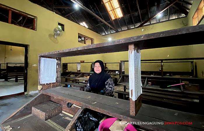 TINGGAL KENANGAN: Sri Miswati berada ruang kerja sekaligus tempat berbagi cerita di pabrik Bokor Mas, Senin (4/9).