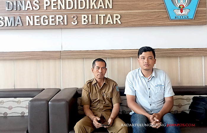 SIAP KERJA SAMA: Tim Jawa Pos Radar Blitar bersama Waka Sarpras SMAN 3 Blitar Budi Saptono, kemarin (12/9).