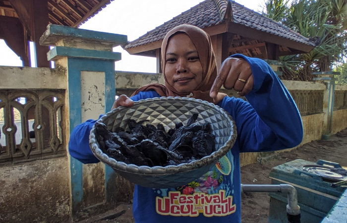 BANYAK: Salah satu konservator penyu di Taman Kili-Kili membawa puluhan tukik yang hendak di-release ke laut pada Festival Ucul-Ucul.