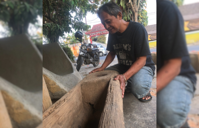 LESTARIKAN: Sugeng  sat mengamati salah  satu lesung koleksinya  di rumahnya pada  Minggu (10/9).
