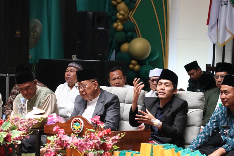 AWAS BUDAYA LUAR: Gus Iqdam mengisi ceramah di kampus UNISBA Blitar, Kamis (14/9).