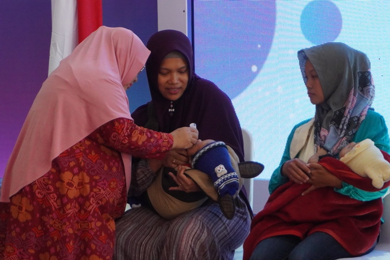 KEBAL: Nakes mengimunisasi bayi peserta vaksinasi RV dan HPV di Istana Gebang, Rabu (14/9/2023).