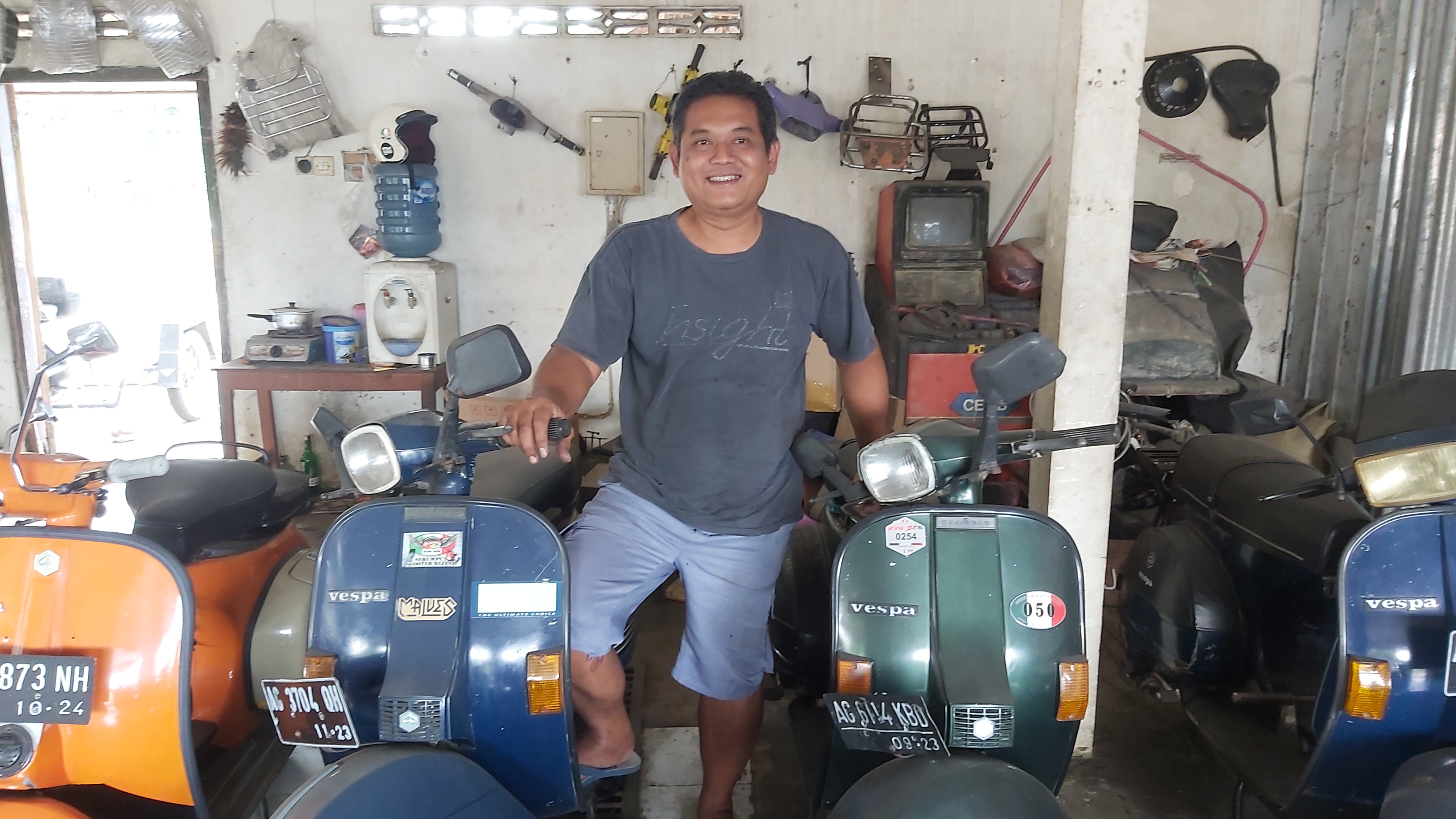 ANTIK: Deni menunjukkan beberapa koleksi Vespa miliknya.