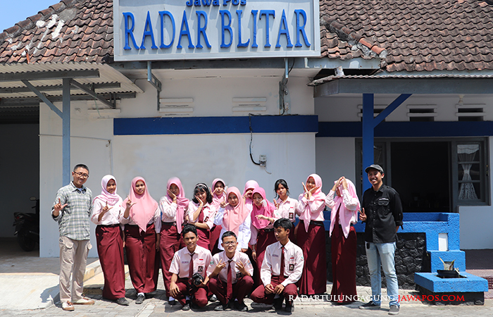 KOMPAK : Tim Jurnalistik SMAN 4 Blitar berfoto di depan kantor Jawa Pos Radar Blitar