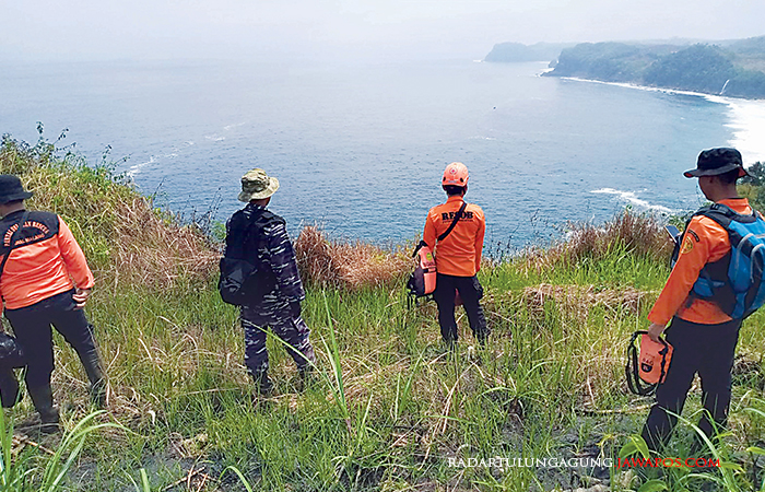 HASIL NIHIL: Petugas gabung melakukan pemnatauan di hari terakhir pencarian delapan ABK yang hilang, kemarin (13/9).