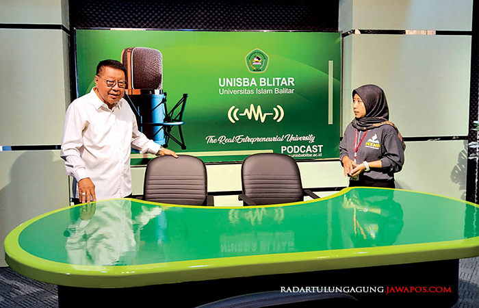 SUKSES: Rektor Unisba Blitar Dr Drs H Soebiantoro MSi saat meninjau ruang podcast didampingi Kepala UPT Humas dan Medsos Anita Reta Kusumawijayanti SIP MIKom.