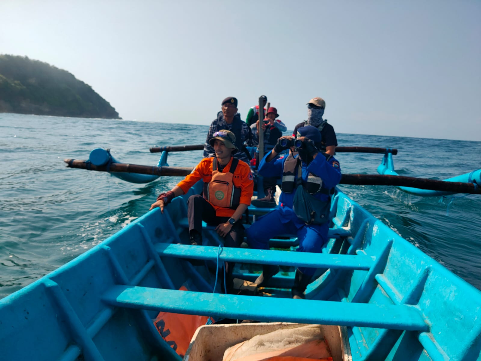 HASIL NIHIL: Petugas gabungan mencari 8 ABK yang hilang di Pantai Gayasan. Hingga hari kesembilan, hasilnya nihil.