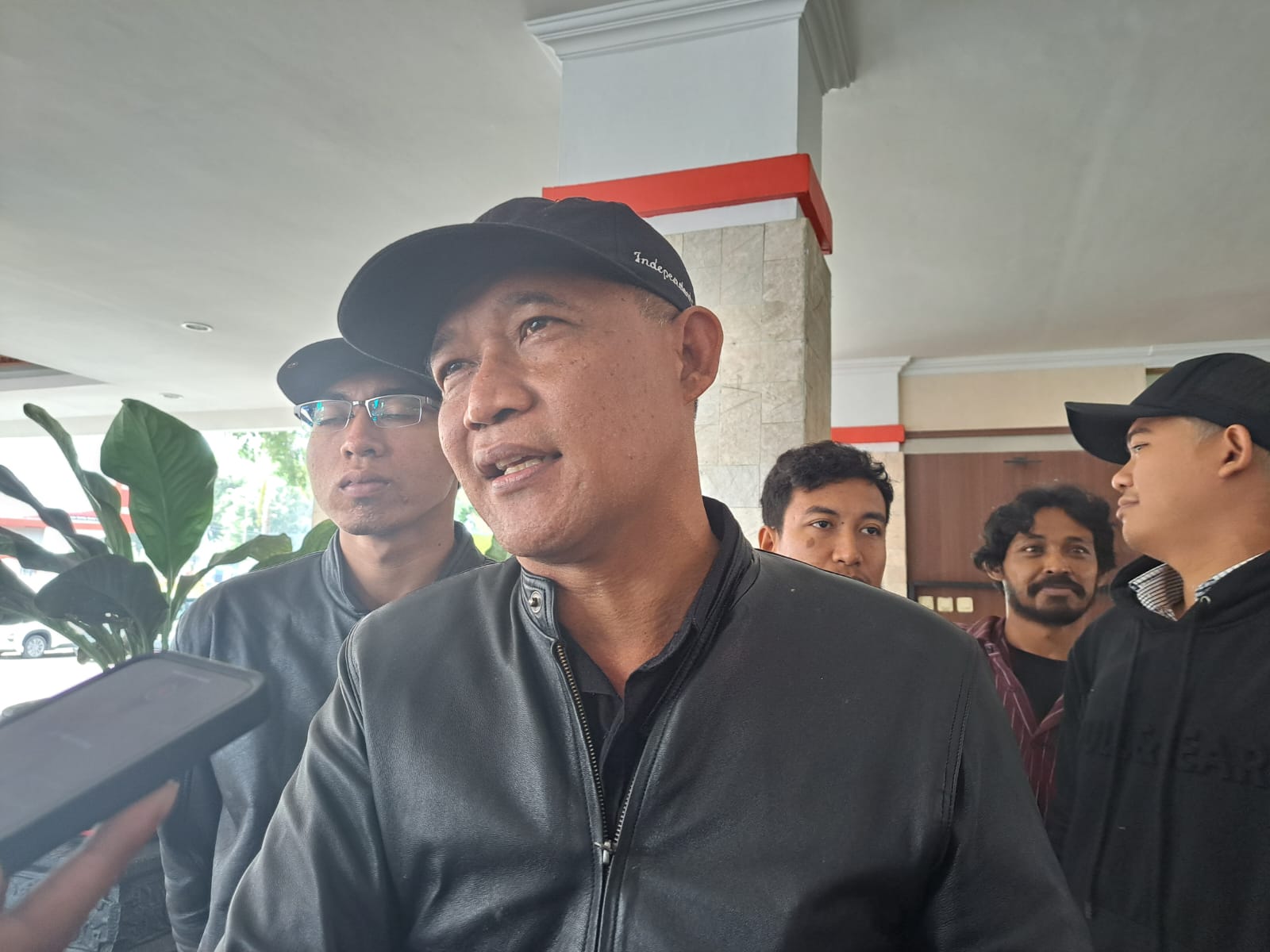 MINTA KEPASTIAN: Ketua Ormas Ratu Adil, M. Trijanto menyampaiakan tuntutan dalam agenda audiensi.