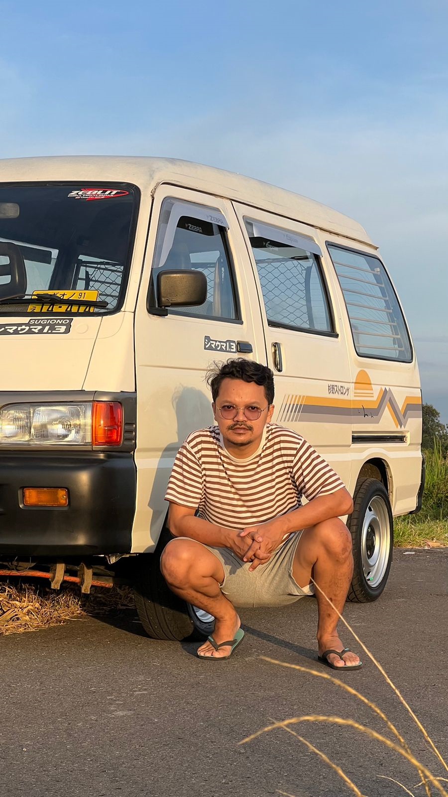MASIH PERKASA: Agi berpose dengan mobil Daihatsu Zebra Bodytech tahun 1995 miliknya.
