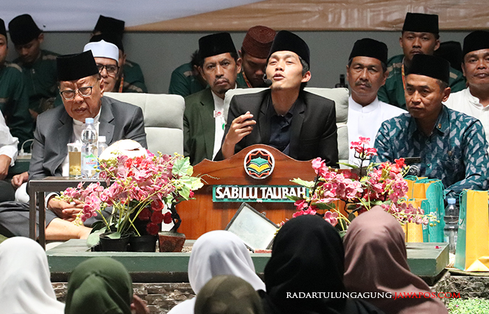 KHIDMAT: Dari kiri, Rais Syuriyah PCNU Kota Blitar KH Muhtar Lubby, Rektor UNISBA Dr Soebiantoro, dan Gus Iqdam saat pengajian dan shalawat di UNISBA Blitar, kemarin (14/9).