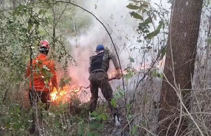 AWAS TERULANG: Kawasan gunung berdekatan dengan lokasi permukiman, yang lahannya sempat terbakar tahun lalu.