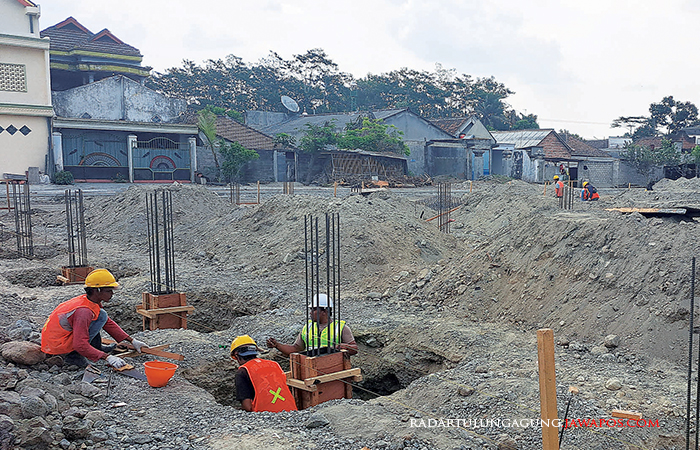 BARU MULAI: Petugas proyek melakukan pengerjaan pengembangan fisik Pasar Patok di Desa Sidorejo, Kecamatan Ponggok, kemarin (14/9).