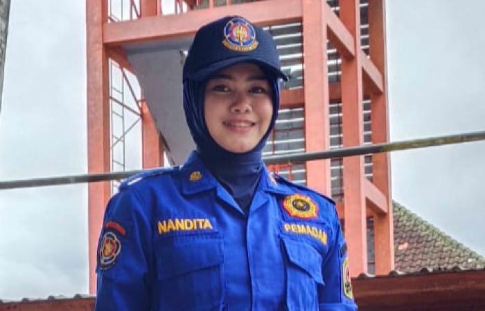 BUGAR: Fernandita Anastasya Evelyn, anggota Damkar Trenggalek yang hobi voli sejak kecil.