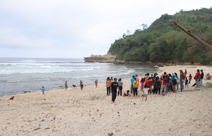 Suasana Pantai Sanggar di Desa Jengglungharjo, Kecamatan Tanggunggunung,  Tulungagung yang masih alami.