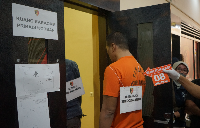 MENDEKAM: EP alis Glowo pelaku pembunuhan pasutri di Desa/Kecamatan Ngantru, Tulungagung ketika menjalani rekonstruksi kejadian.