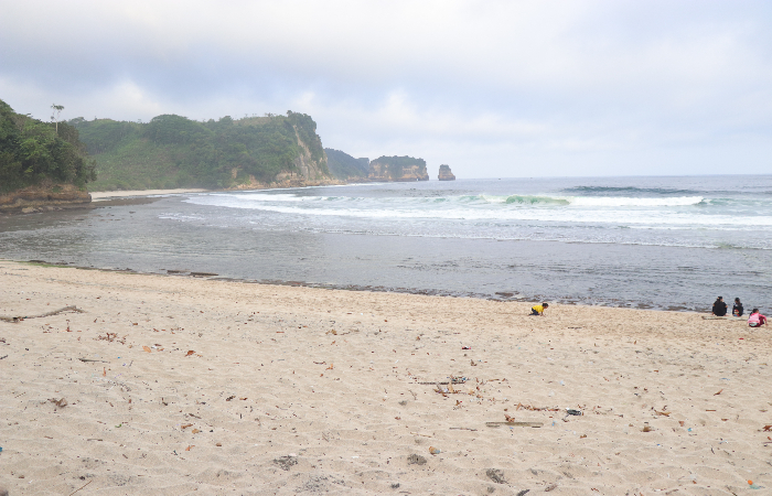 DAMAI: Suasana Pantai Sanggar di Desa Jengglungharjo, Kecamatan Tanggunggunung, Tulungagung masih alami.
