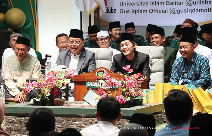 WONGE TEKO: Gus Iqdam menyampaikan tausiah diselingi canda sehingga membuat para mahasiswa terhimbur.