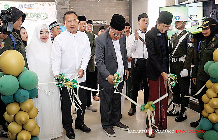 SUKSES: Pengawas Yayasan Bina Citra Anak Bangsa Sigit Prasetyo, Rektor UNISBA Blitar Dr Drs H Soebiantoro MSi, Gus Iqdam menggunting pita bersama tanda soft launching podcast Unisba, kemarin (14/9).