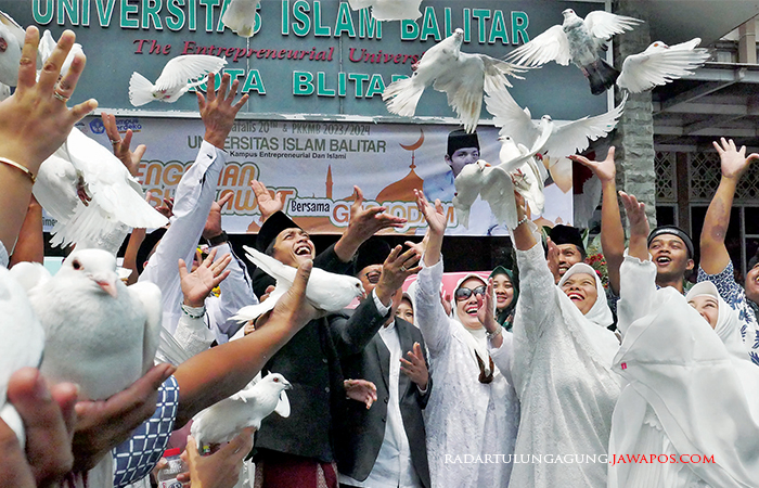 TERBANG TINGGI: Rektor Unisba, Gus Iqdam, pengawas yayasan Bina Citra Anak Bangsa beserta jajaran melepas merpati simbol dies natalis ke-20 UNISBA.