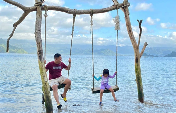 BAHAGIA: Seorang ayah sedang mengajak anaknya bermain di salah satu atraksi wisata di Pantai Mutiara, Trenggalek.