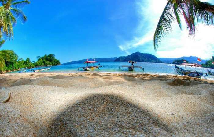Pantai Karanggongso.