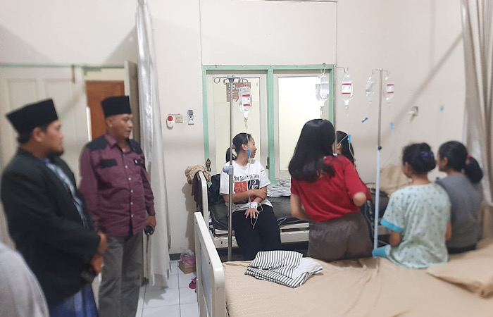 LEKAS SEMBUH: Kondisi siswa MTsN 4 Tulungagung korban keracunan saat dirawat di Puskesmas Bandung, Tulungagung, Sabtu (16/9/2023) malam. Mereka diperkirakan Minggu (17/9/2023) sudah bisa pulang.