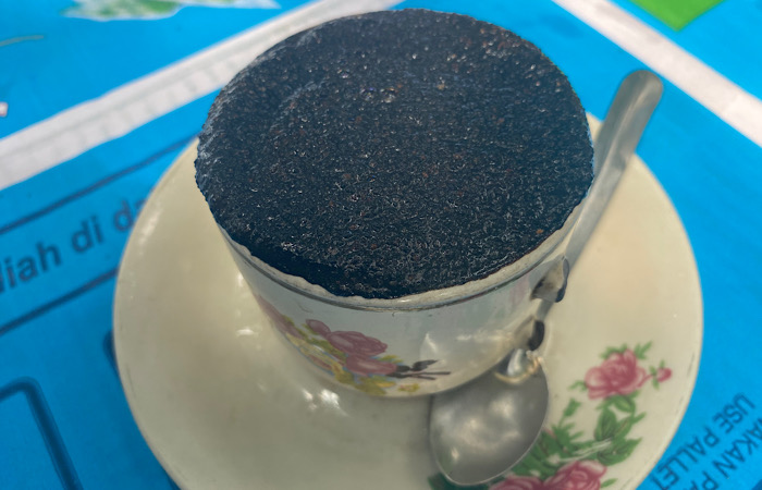 NIKMAT: Tampilan kopi grasak khas Tulungagung yang memiliki banyak pelanggan di daerah pedesaan.