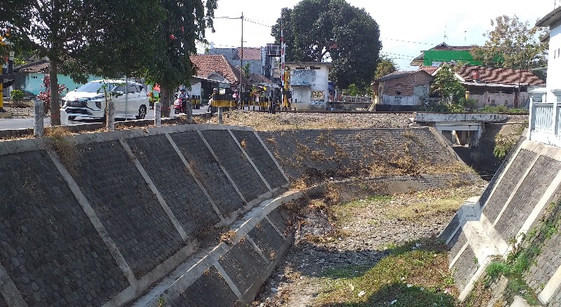 KERING: Sungai di Jalan Sumatera Kota Blitar yang mengering dampak musim kemarau, Sabtu (16/9/2023).