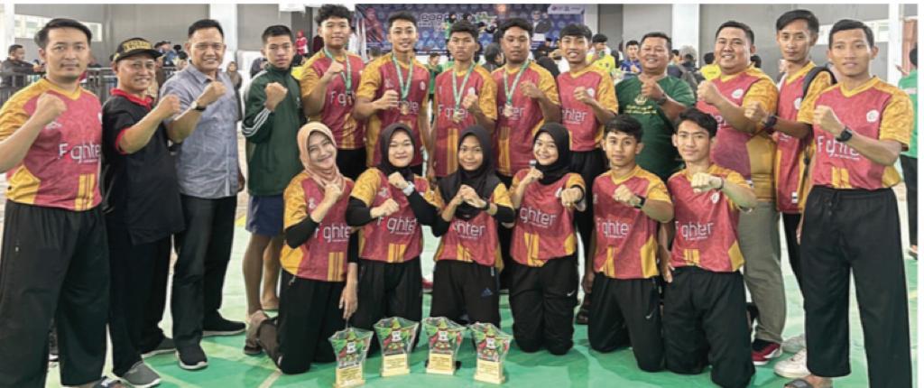 SELAMAT: Para atlet pencak silat Trenggalek yang ikut  Porprov Jatim 2023. Mereka berhasil membawa dua medali emas.