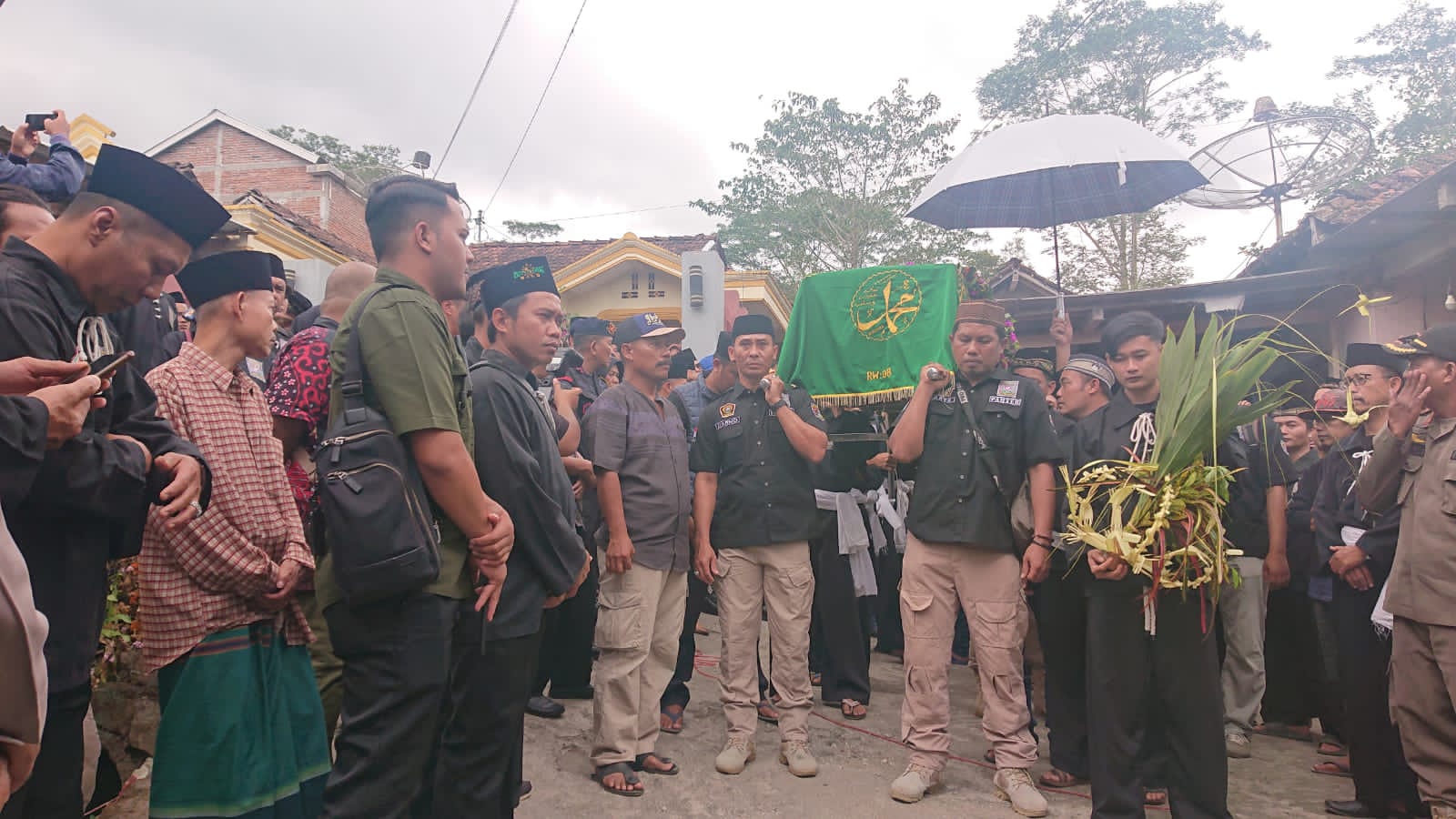 TURUT BERDUKA CITA : Ribuan peziarah mengantarkan jenazah almarhum Jainal Fanani ke peristirahatan terakhir di wilayah Desa Karanggandu, Kecamatan Watulimo, Trenggalek.(Foto: ZAKI JAZAI)
