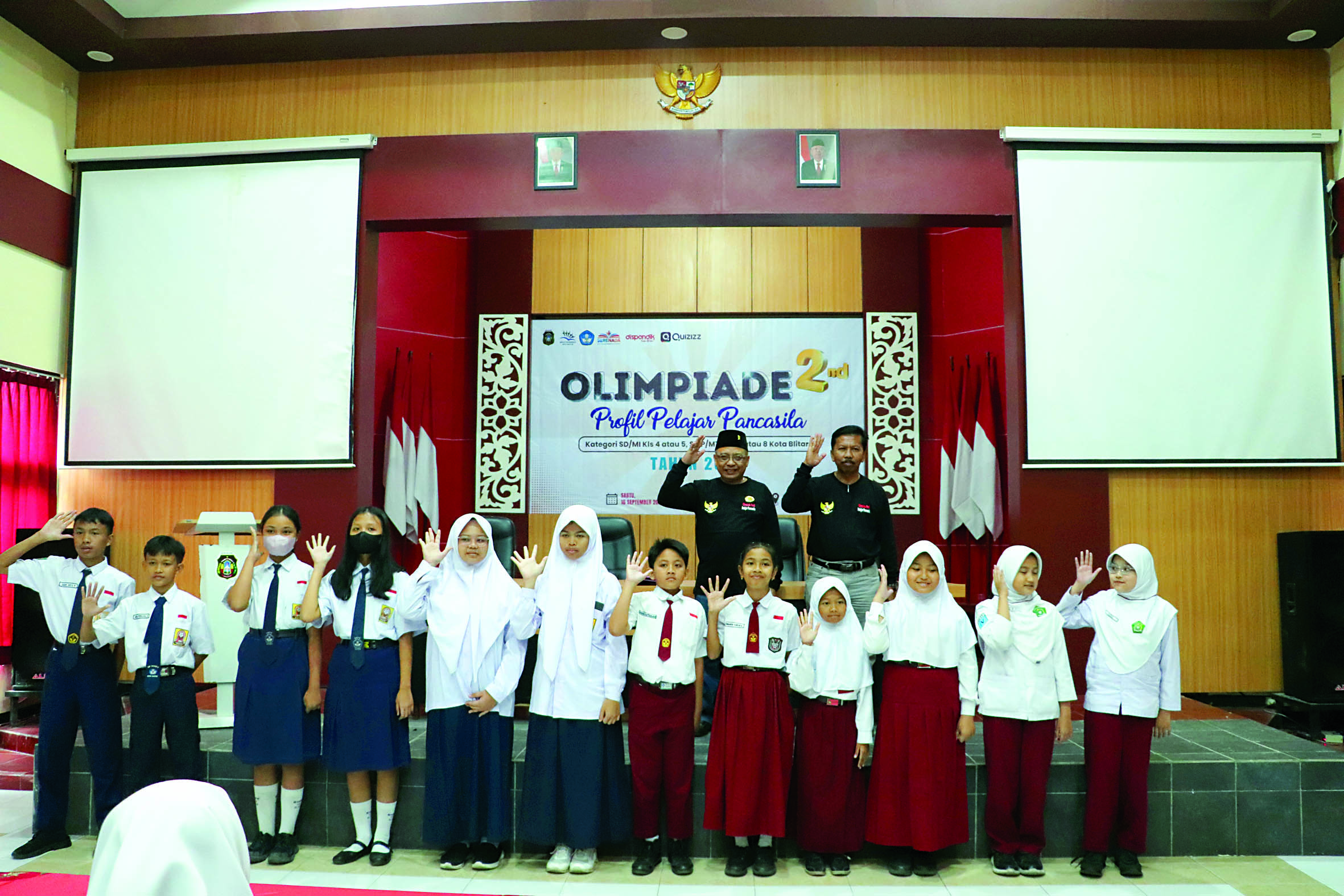 GENERASI UNGGUL: Ketua Dewan Pendidikan Kota Blitar, Dwi Sukartowo (atas-kiri) berfoto bersama para jawara Olimpiade Profil Pelajar Pancasila 2023, Sabtu (16/9/2023).
