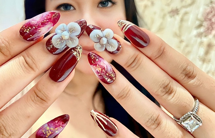 Omah Ayu Nail Art memberikan solusi untuk mempercantik anda dari kuku sampai rambut.