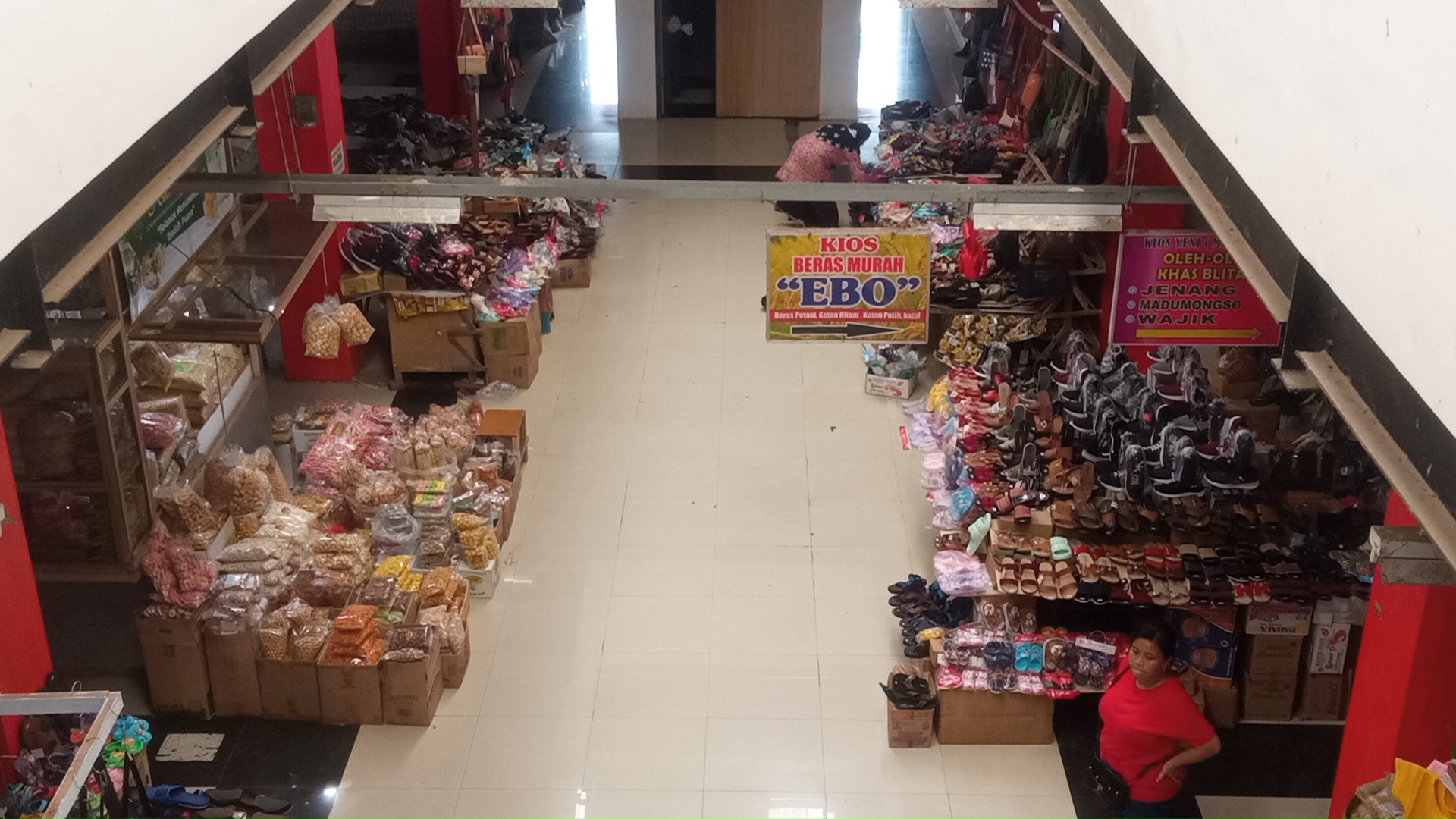 PASAR LOKAL: Beberapa stan pedagang jajanan dan camilan lokal yang dijual di Pasar Legi.