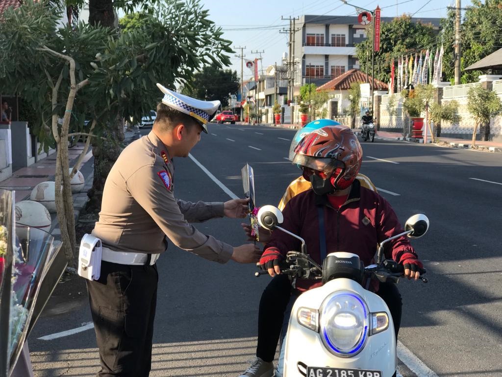 HARUS TERTIB: Polisi memberikan teguran kepada pengendara motor yang tak tertib aturan lalu lintas, (14/9).
