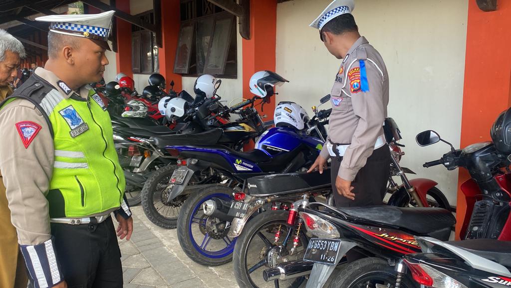 HARUS DIGANTI: Polisi ketika melakukan pengecekan sepeda motor milik siswa salah satu sekolah menengah di Trenggalek dan masih menemukan kendaraan tidak sesuai spesifikasi.