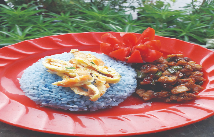 SEDAP DIPANDANG: Kreasi kuliner dari bunga telang. Meski berasa hambar, manfaat bunga telang bisa diambil warnanya.