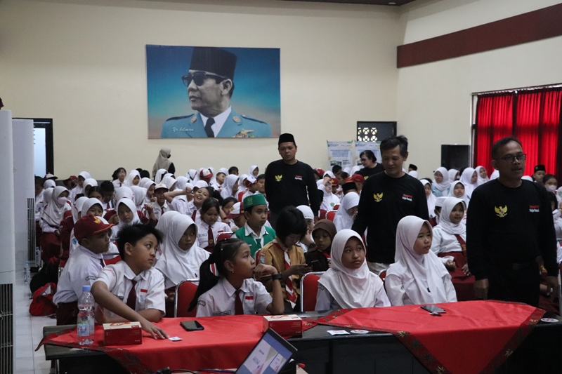 SERIUS: Para peserta olimpiade mengikuti jalannya lomba di aula Dispendik Kota Blitar, Sabtu (16/9/2023).