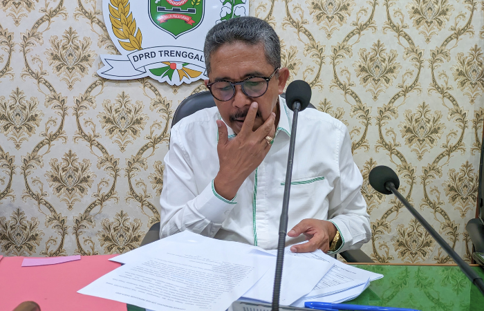 Ketua Komisi IV DPRD Trenggalek Sukarodin saat mencermati laporan job fair 2023.