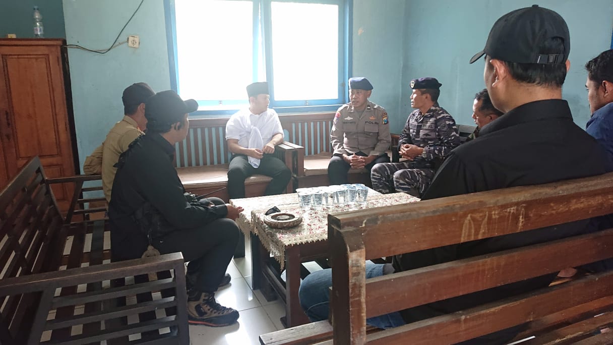 LANJUTKAN : Bupati Trenggalek Moch. Nur Arifin ketika meninjau Pos Sar yang ada di Kawasan Pantai Prigi yang saat ini operasi resminya telah ditutup