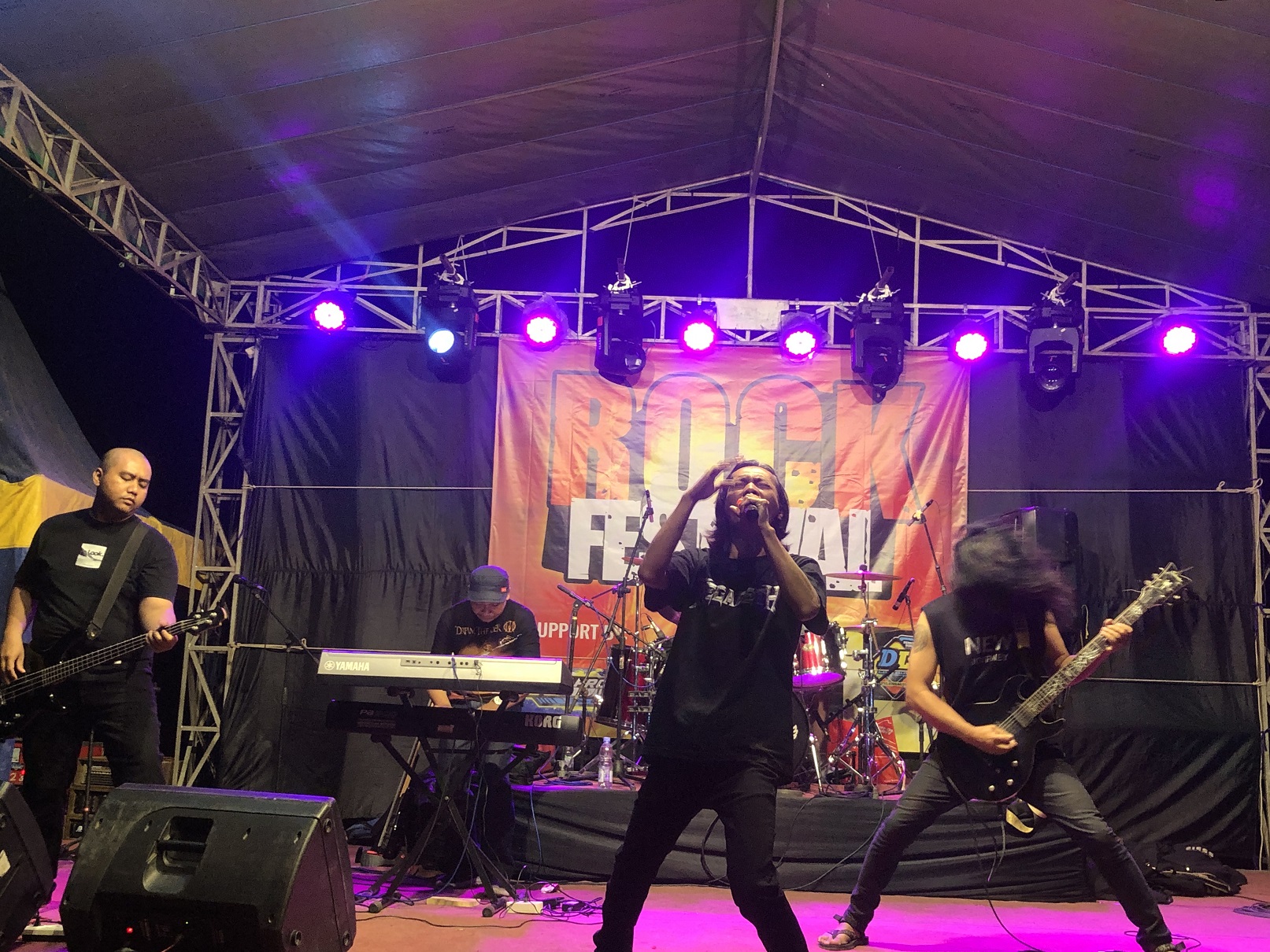 BERSEMANGAT: Salah satu grup band rock tampil di festival musik yang digelar di Desa Gilang, Kecamatan Ngunut, Tulungagung pada Jumat (15/9) lalu.