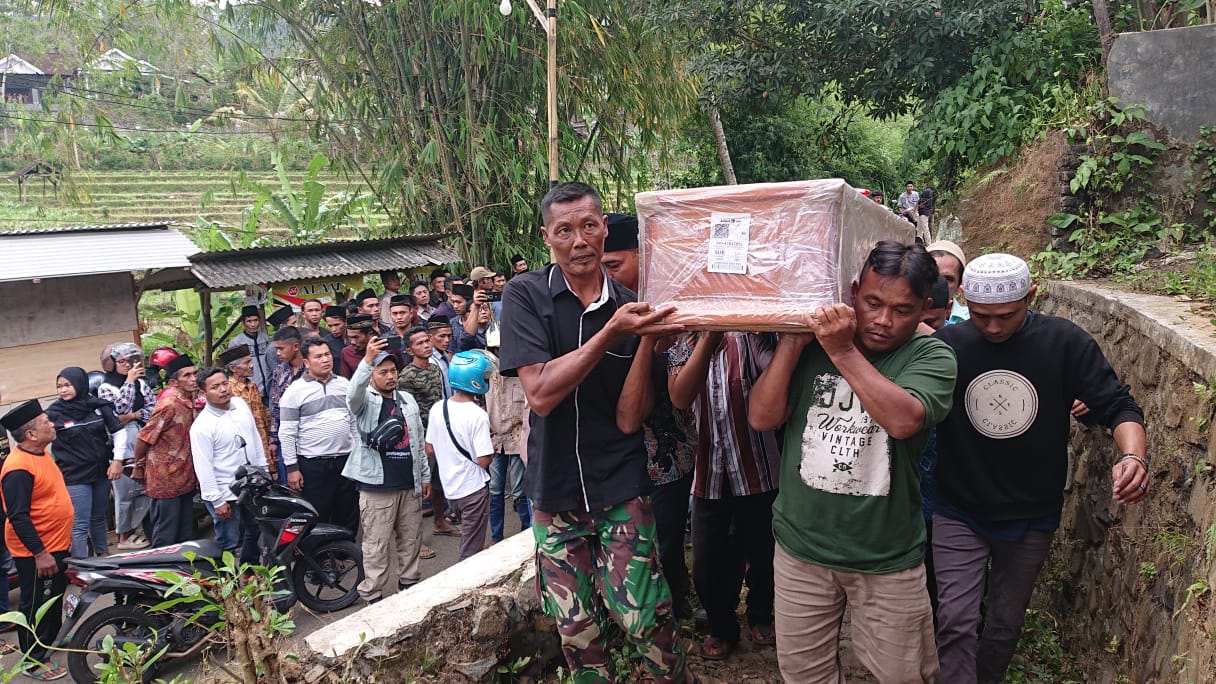 DUKA MENDALAM :Jenazah pekerja tambang emas asal Trenggalek yang meninggal ketika tertimbun reruntuhan tambang.