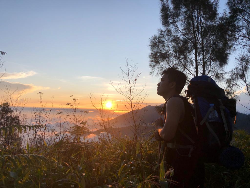 Pemandangan sunrise yang dialami tim di puncak Gunung Wilis Tulungagung.