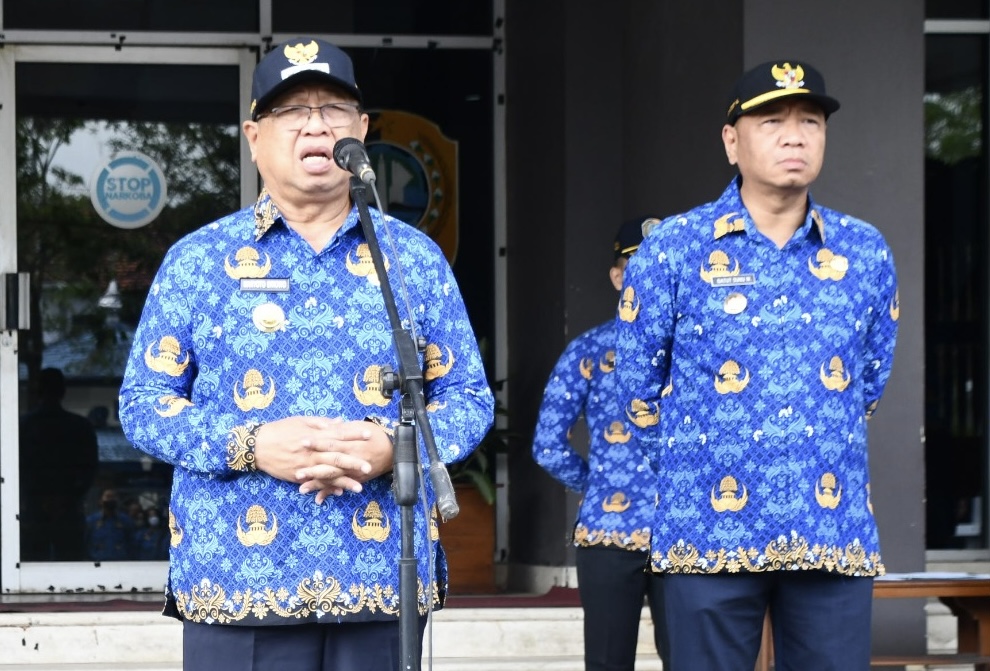 PAMITAN: Bupati Maryoto Birowo dan Wabup Gatut Sunu Wibowo saat memimpin apel besar di halaman kantor Pemkab Tulungagung, Senin (18/9).