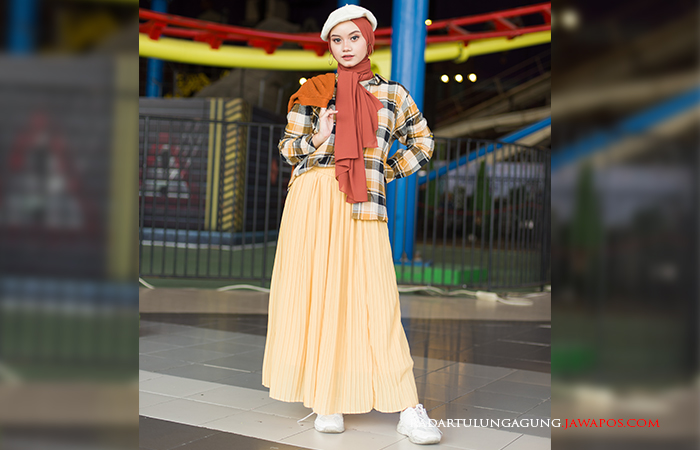 TAMPIL CUTE: Diajeng Shabilla mengenakan outfit full colour favorit yang menggambarkan karakternya.