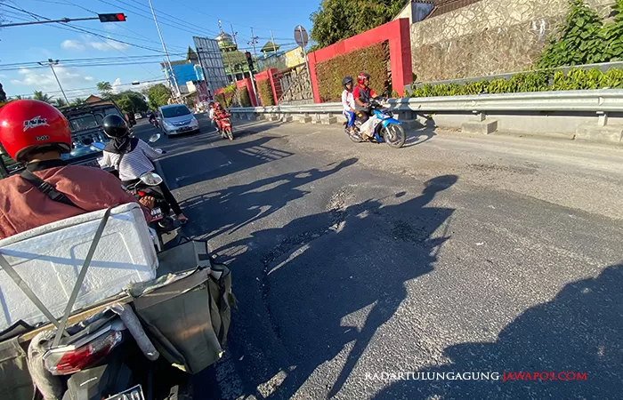 WASPADA: Sejumlah pengendara melintas jalan rusak di Jalan Sumatera, Kecamatan Sananwetan beberapa waktu lalu.